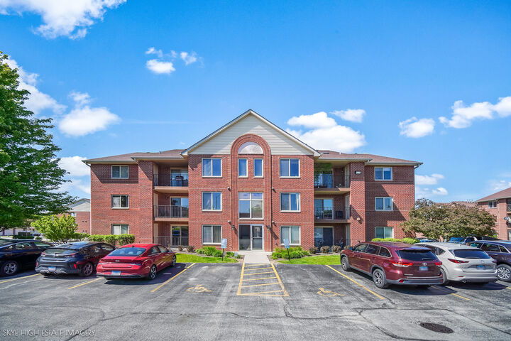 Property Photo:  6975 Heritage Circle 1A  IL 60462 