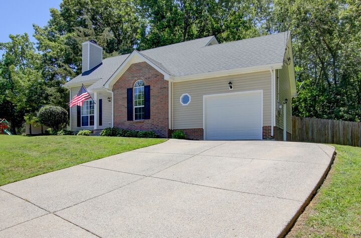 Property Photo: 704 Laurelwood Ct TN 37043