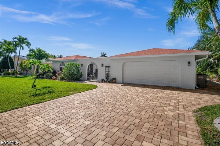 Property Photo:  1432 Venetian Court  FL 33904 