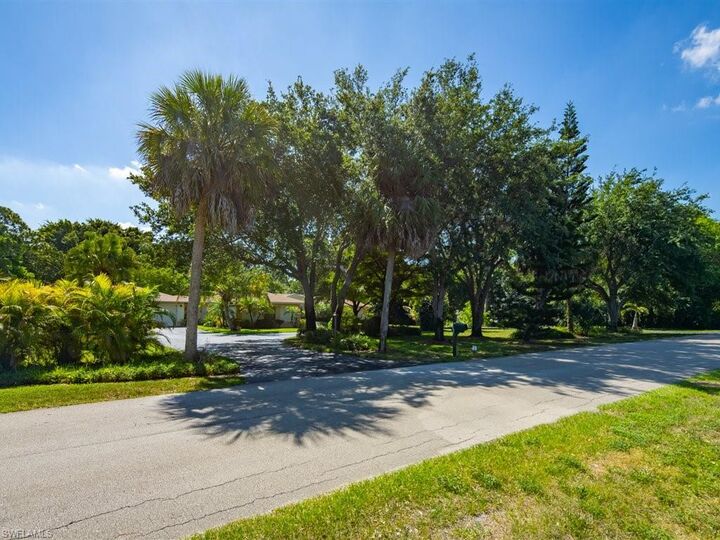 Property Photo: 610 West St FL 34108
