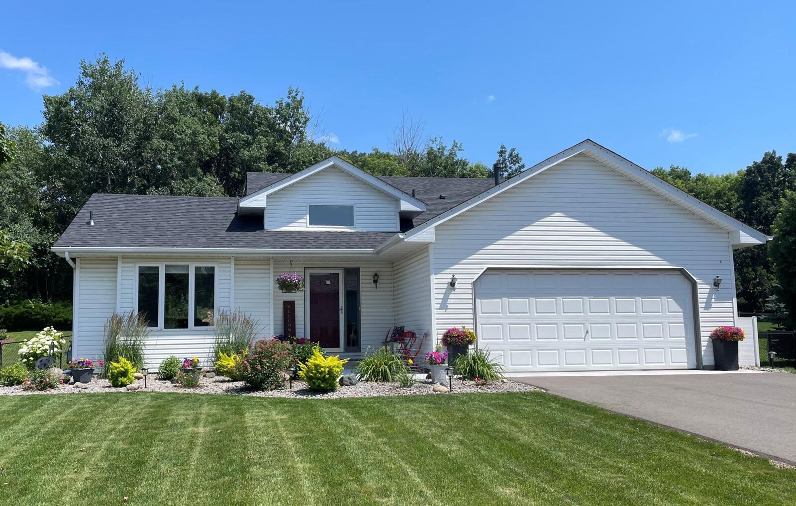 Property Photo:  507 Doncaster Way  MN 55125 