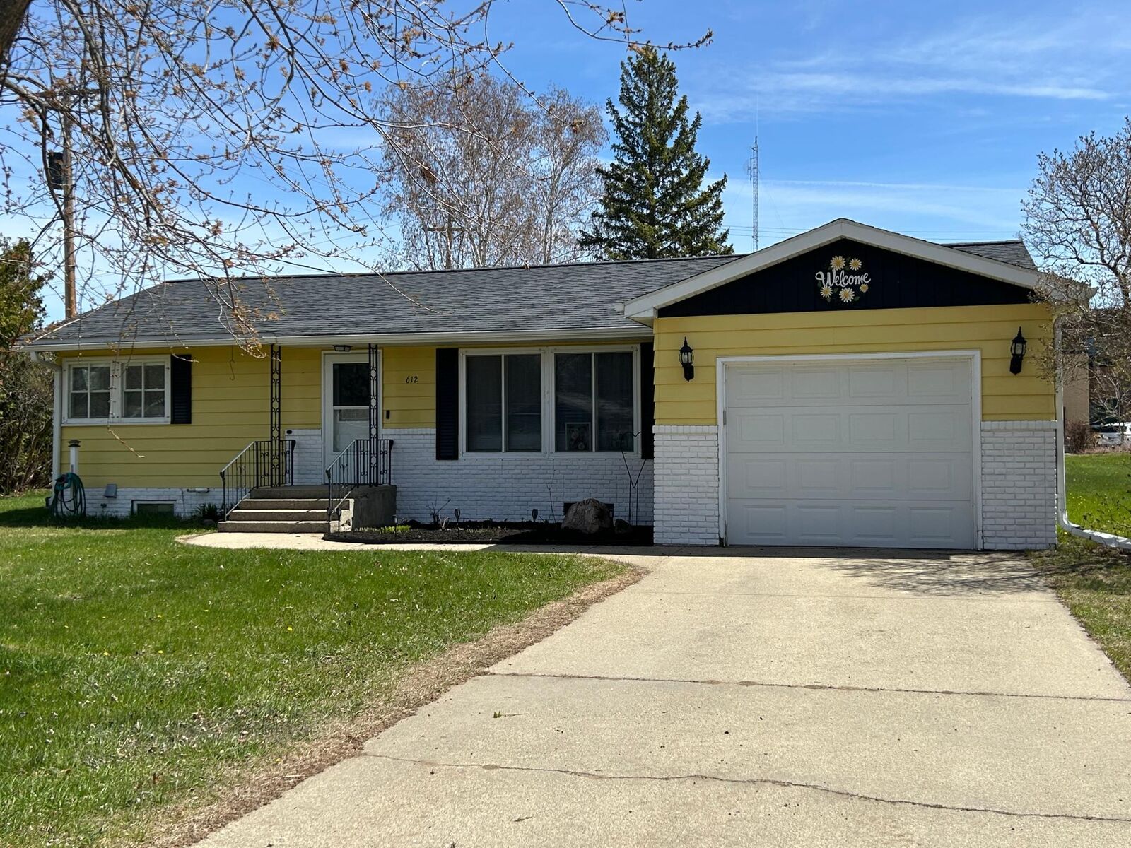 Property Photo:  612 Front Avenue  MN 56470 