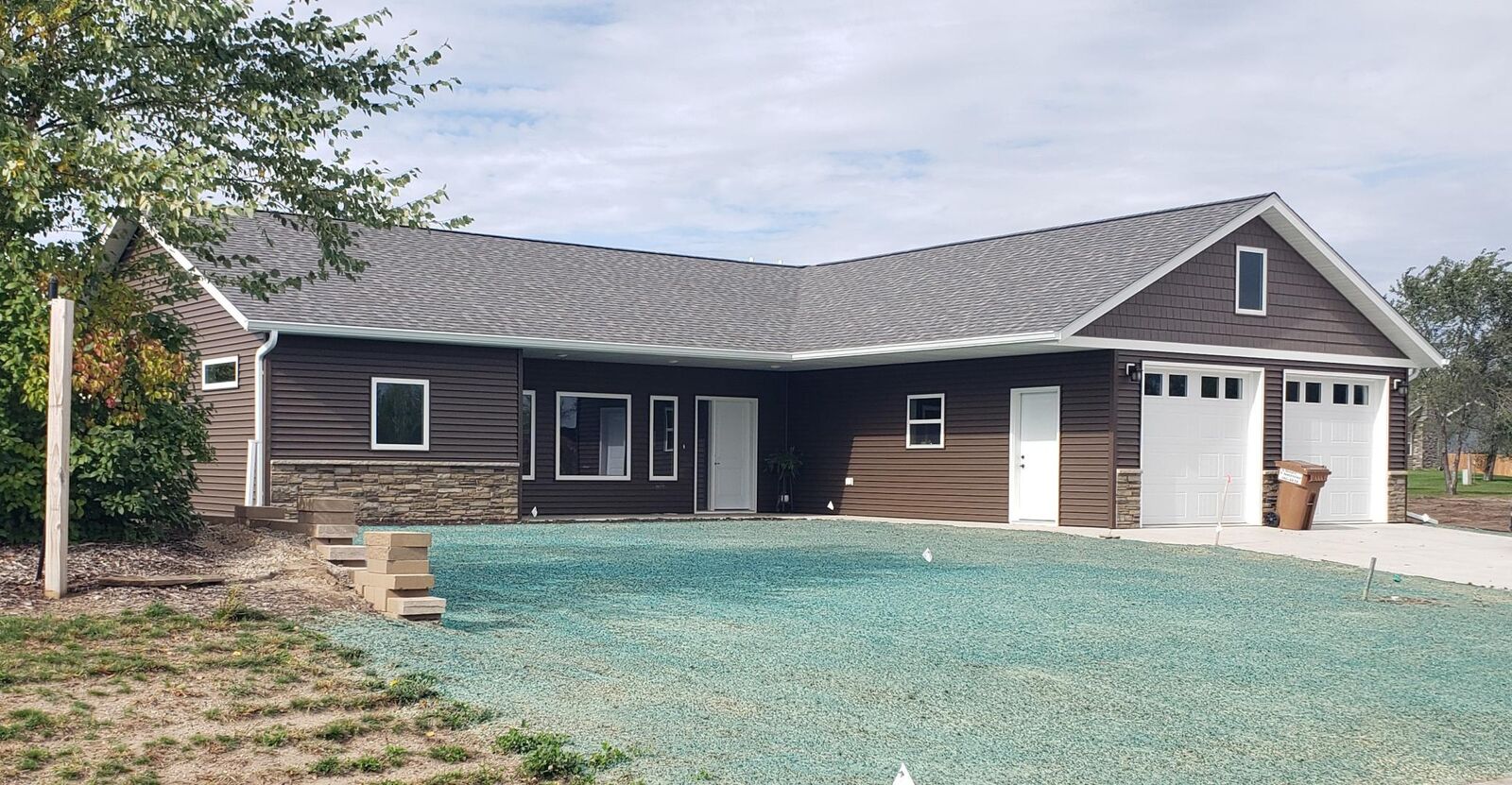 Property Photo:  1019 8th Avenue NE  MN 56573 