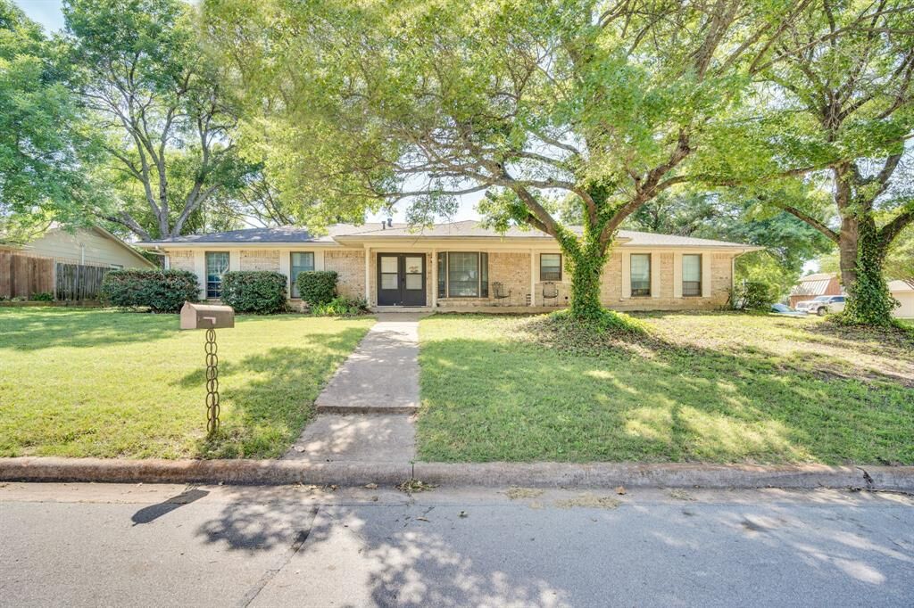 Property Photo:  401 Westview Terrace  TX 76065 