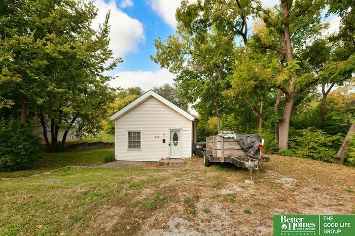 Property Photo:  1704 S 18 Street  NE 68108 