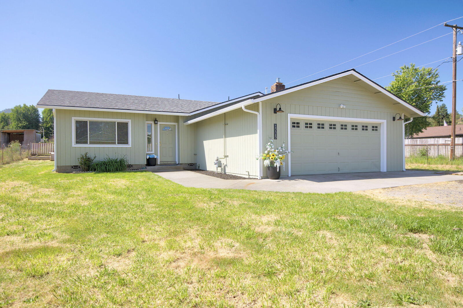 Property Photo:  1225 SE Grandview Avenue  OR 97527 