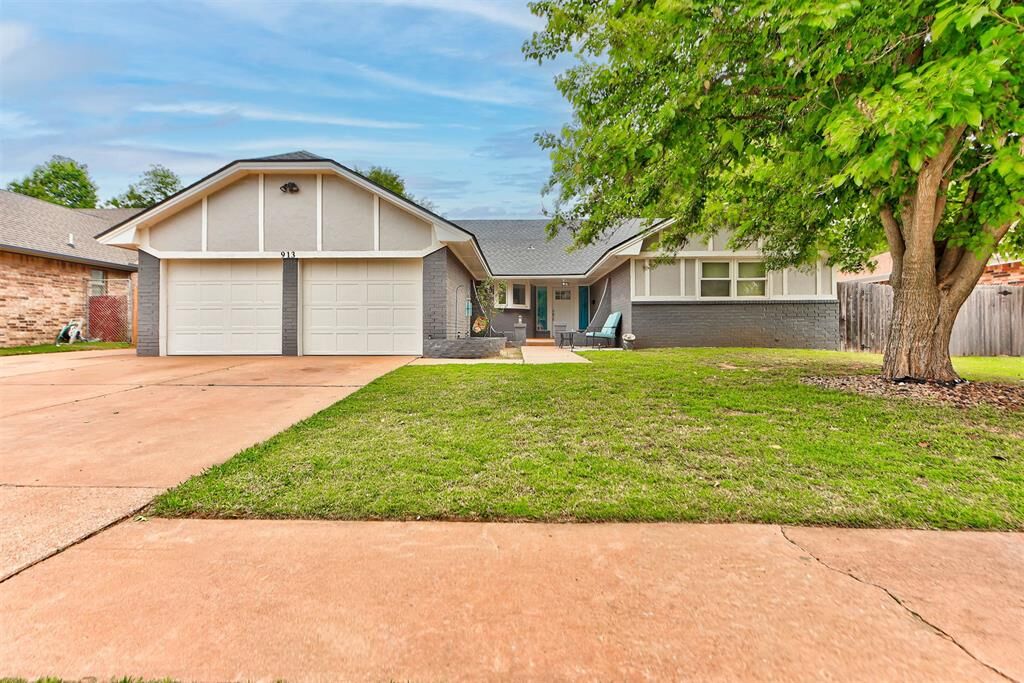Property Photo:  913 NE 4th Street  OK 73160 
