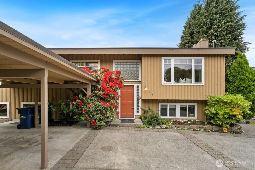 Property Photo:  1623  2nd Street  WA 98033 
