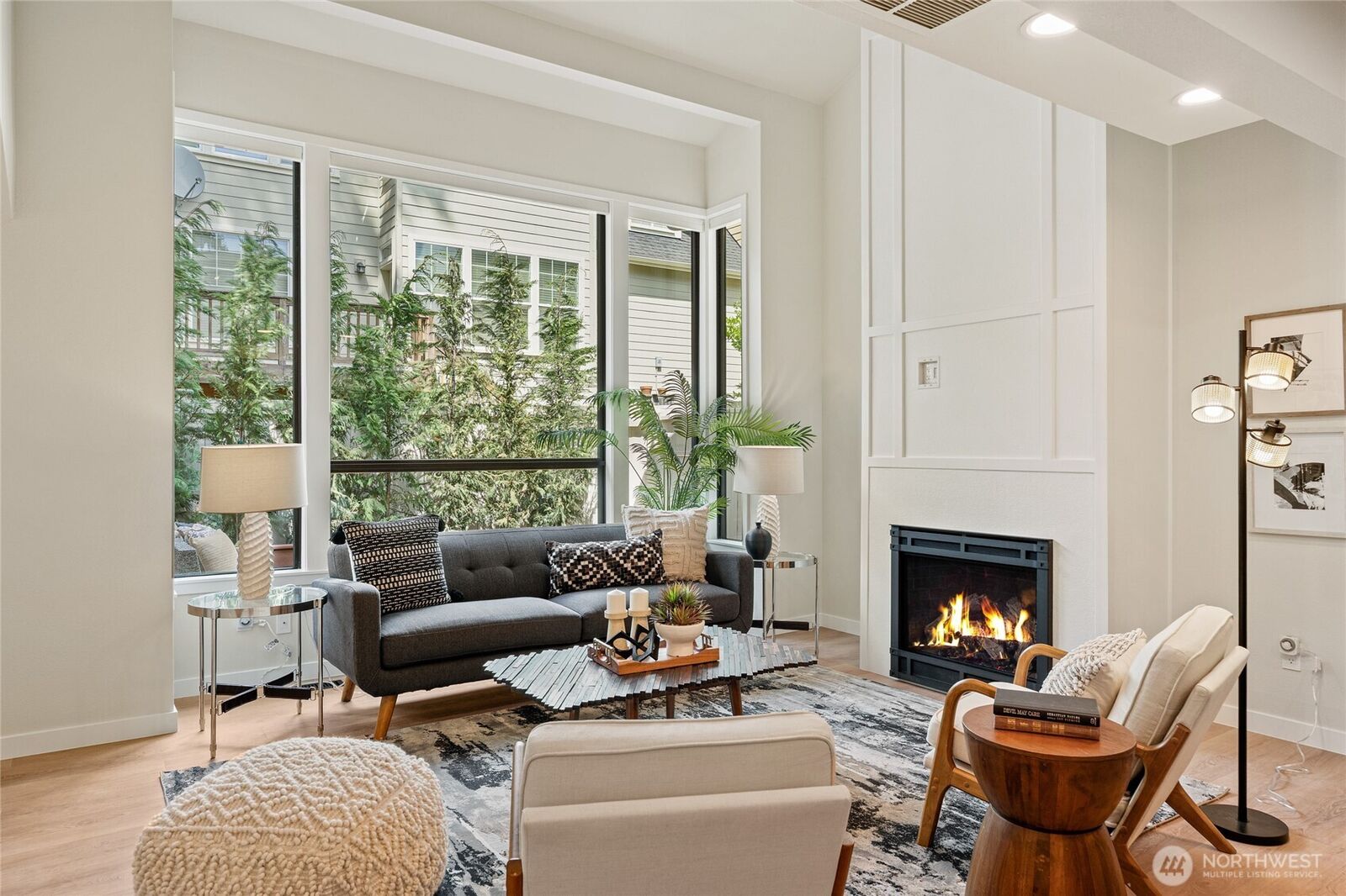 Property Photo:  1400  Bellevue Way SE 1  WA 98004 