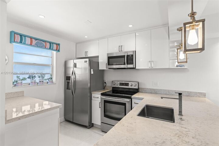 Property Photo:  855 Euclid Ave 402  FL 33139 