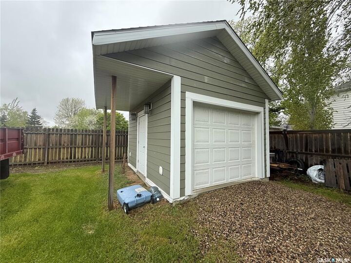 Property Photo:  787 Hartney Avenue  SK S4H 1H7 