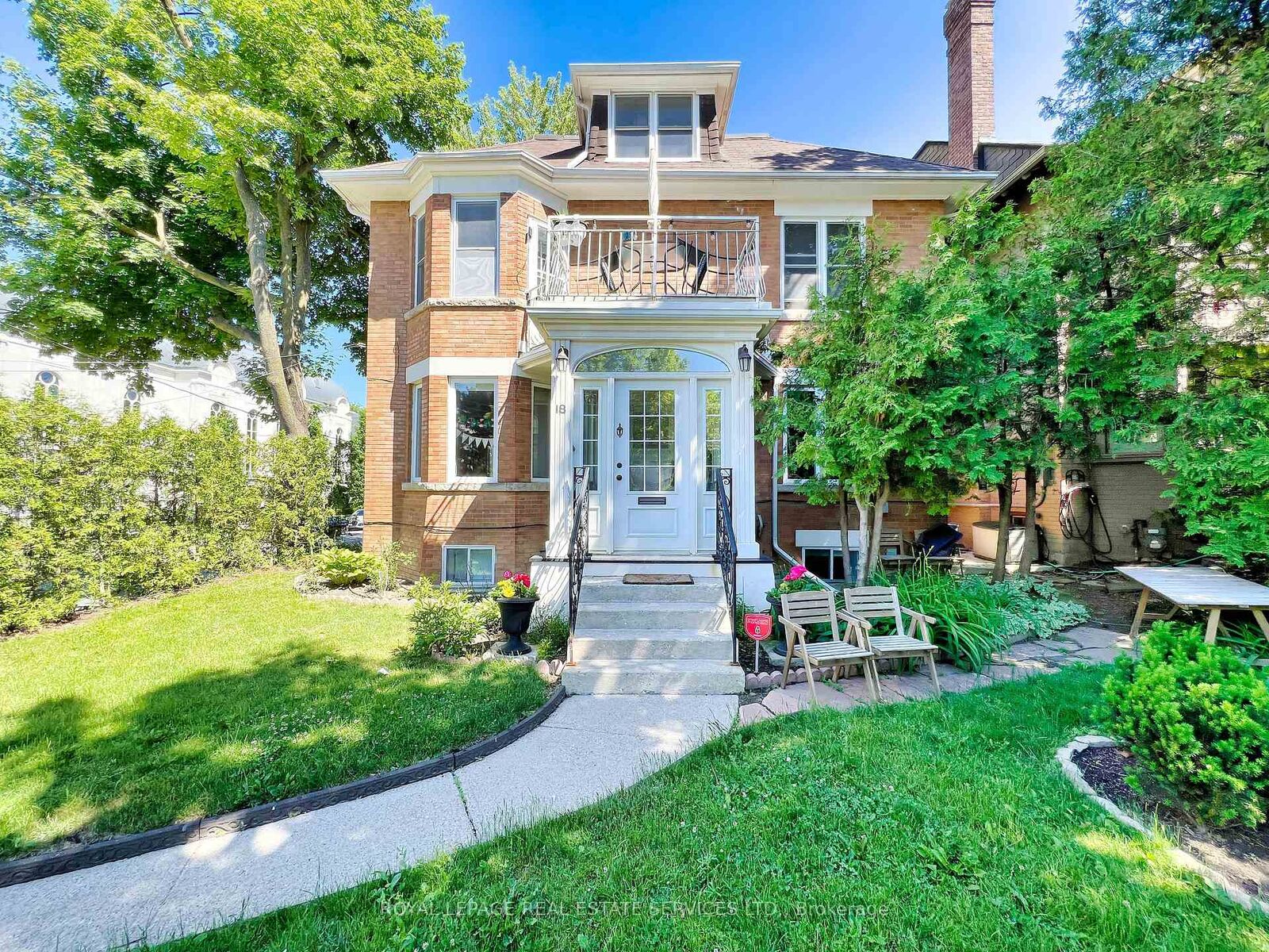 Property Photo: 18 Shorncliffe Avenue ON M4V 1T1