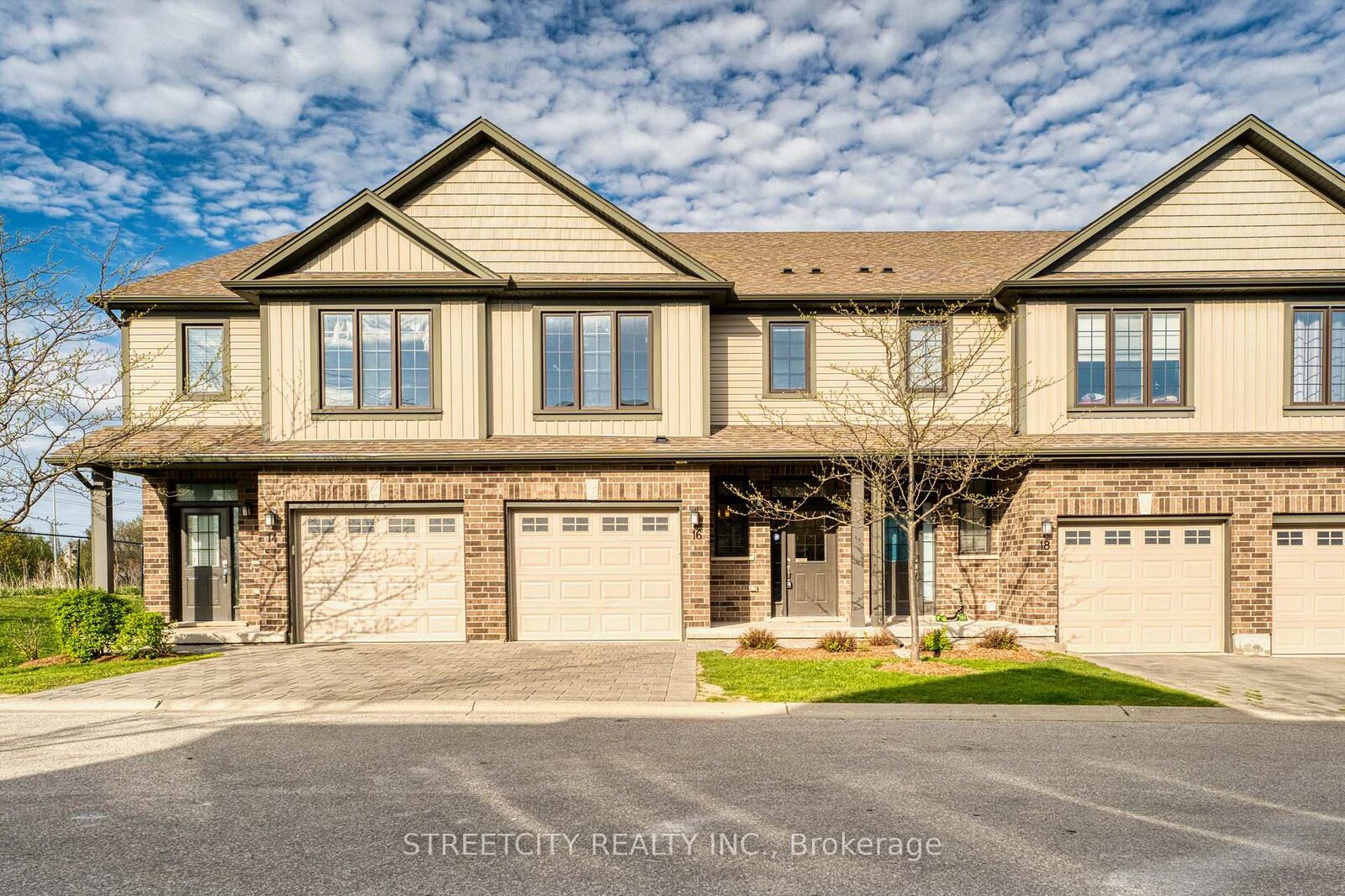 Property Photo: 1030 Oakcrossing Gate 16 ON N6H 0H1