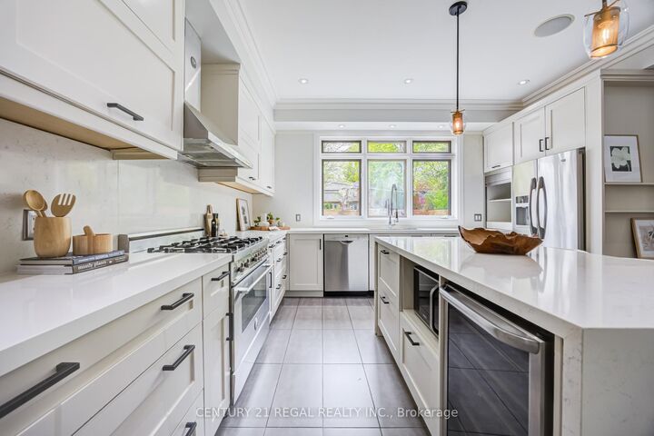 Photo de la propriété:  38 Mattice Road  ON M9A 1E6 