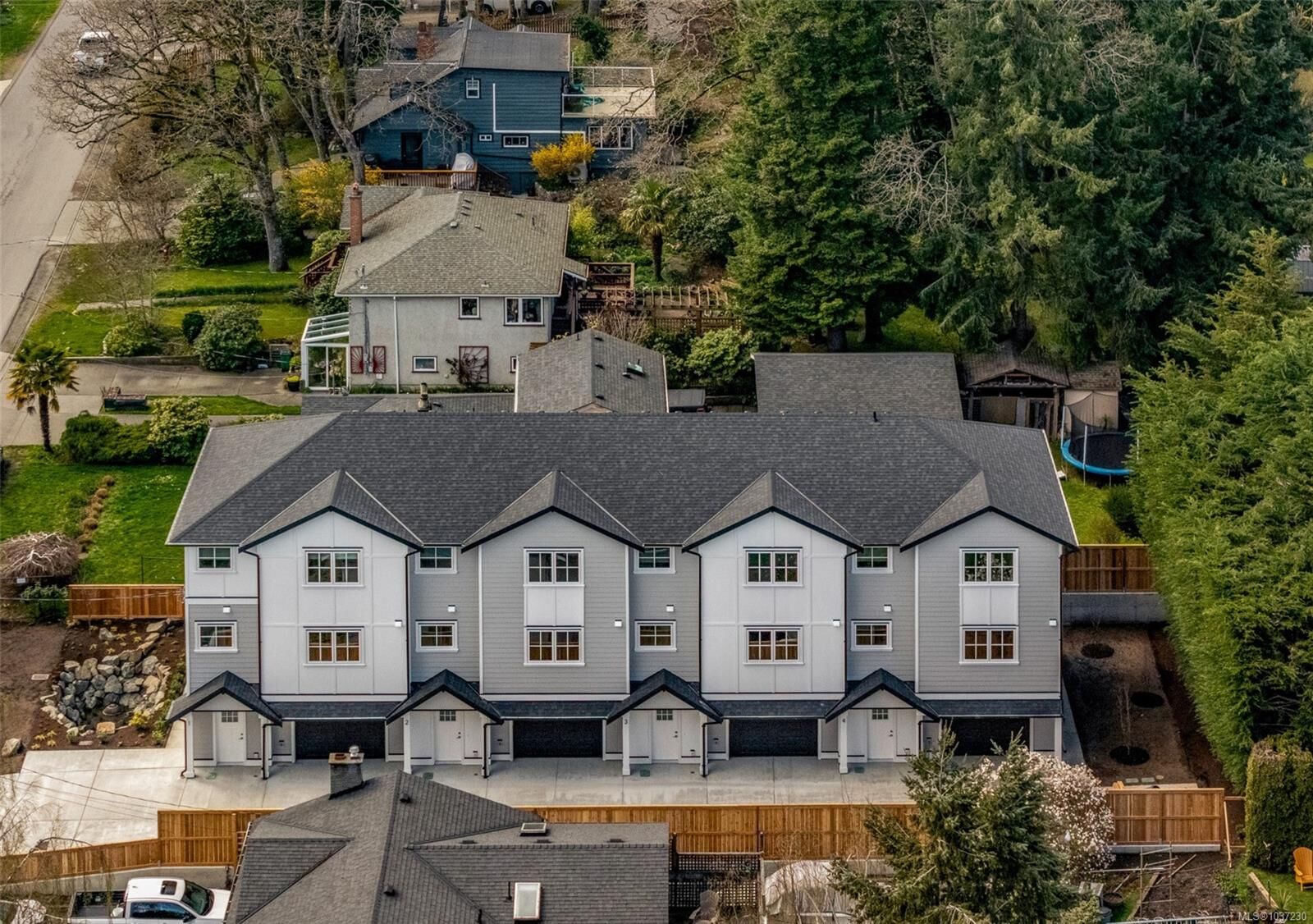 Property Photo:  990 McBriar Ave 1  BC V8X 3M3 