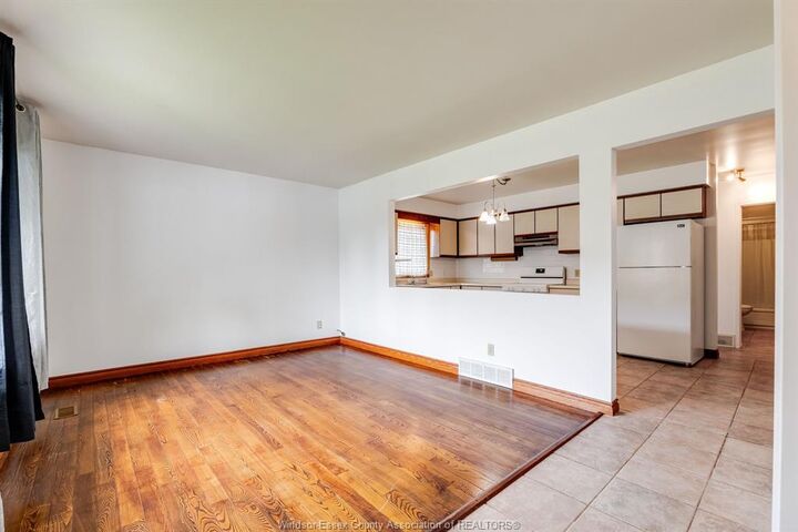 Property Photo: 11 Elizabeth Crescent ON N8H 4P7