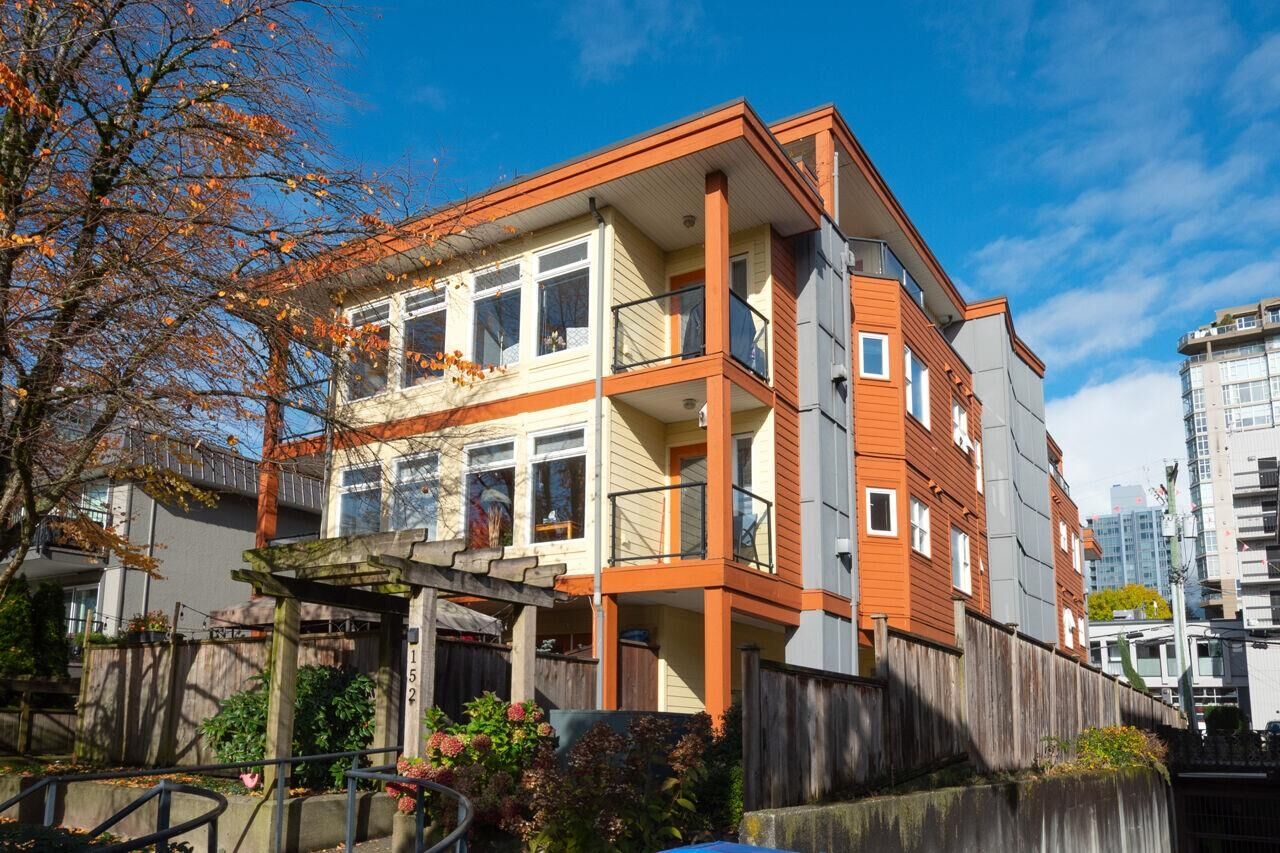 Property Photo:  152 E 12th Street 304  BC V7L 2J4 