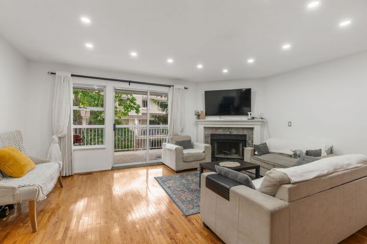 Photo de la propriété: 13981 70 Avenue 3 BC V3W 0J8