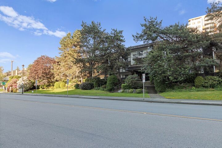 Property Photo:  6560 Buswell Street 105  BC V6Y 2G7 