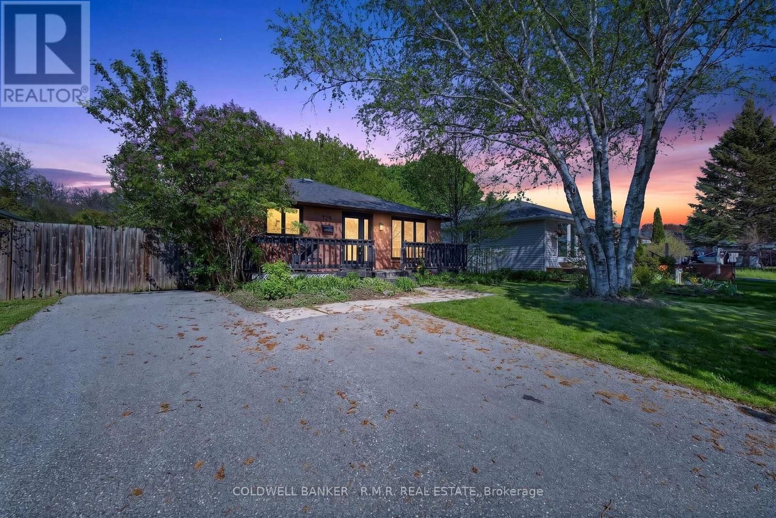 Property Photo: 729 Downview Crescent ON L1H 7W4