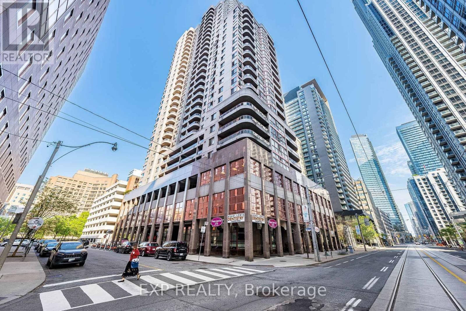 Property Photo:  736 Bay Street 1811  ON M5G 2M4 