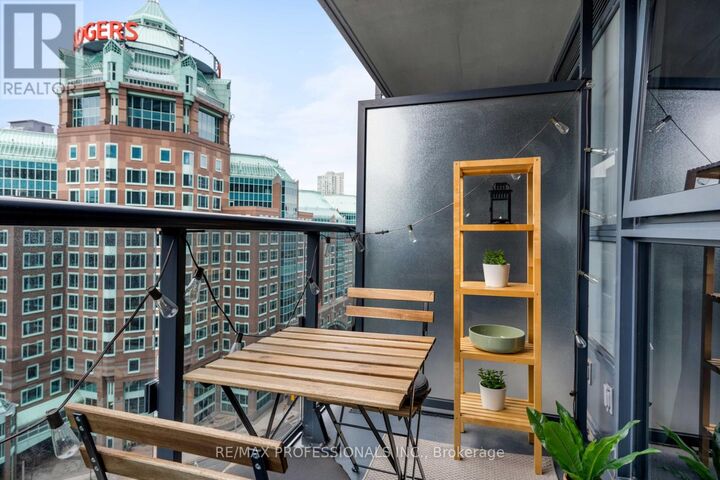 Property Photo:  28 Ted Rogers Way 1501  ON M4Y 2J4 