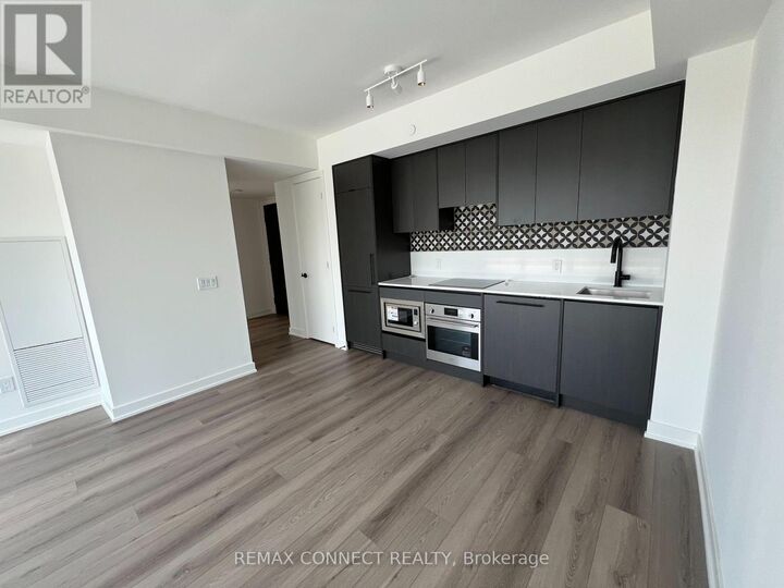 Property Photo: 5 Lakeview Avenue 515 ON M6J 0H3