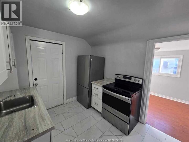 Property Photo:  1106-1108 Elm Avenue Upper  ON N9A 5H7 