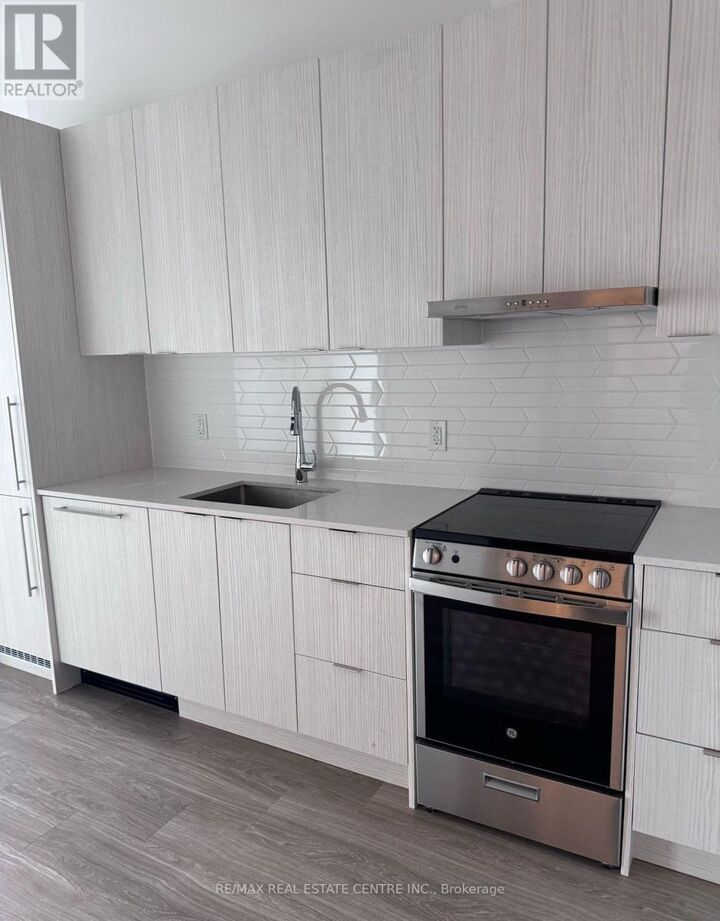 Property Photo: 430 Square One Drive 502 ON L5B 0L6