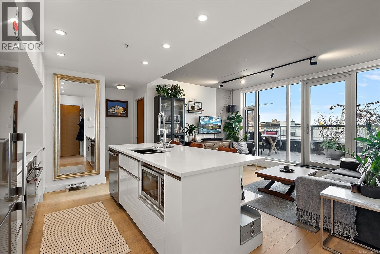 Property Photo: 989 Johnson Street 604 BC V8V 0E3