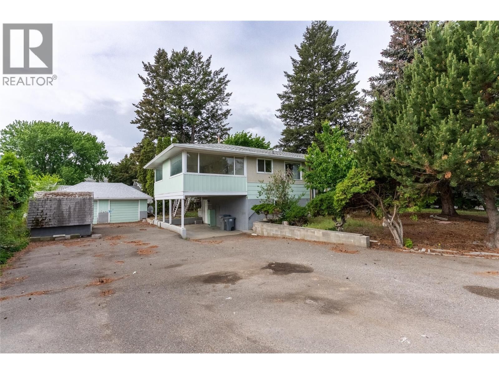 Property Photo: 864 Shelan Place BC V2B 5T4