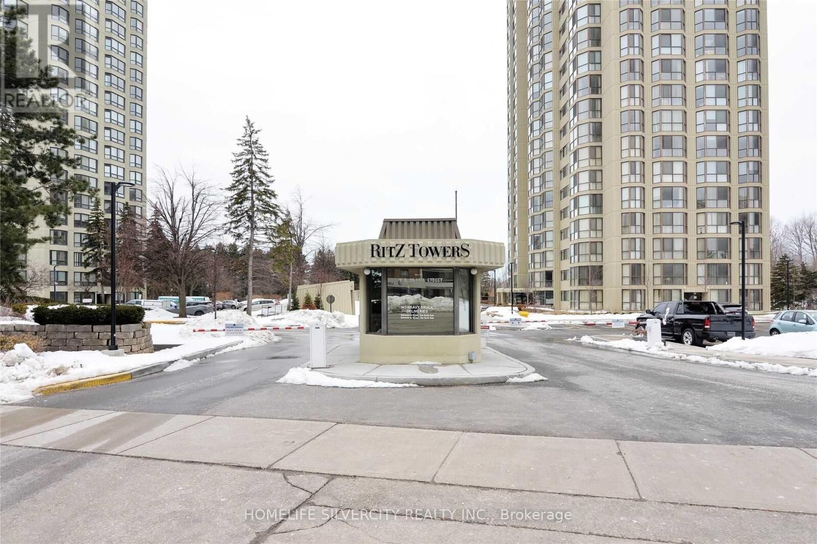Property Photo:  8 Lisa Street 1804  ON L6T 4S6 
