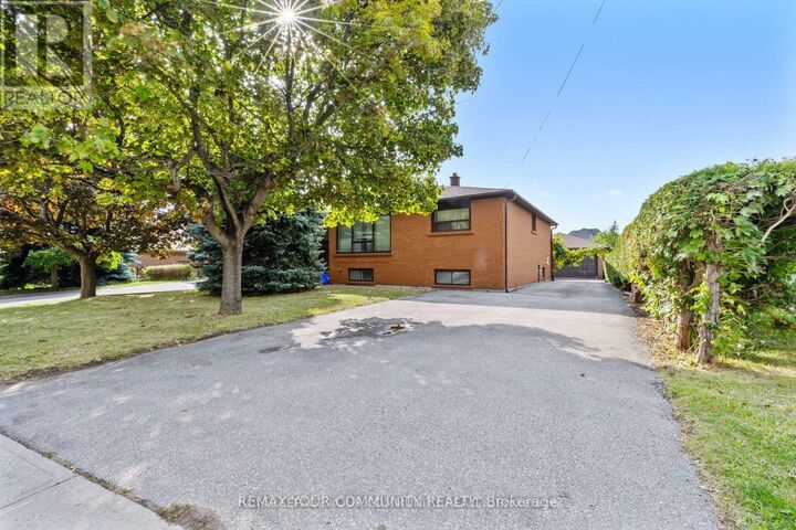 Property Photo: 221 Elgin Mills Road West ON L4C 4M1