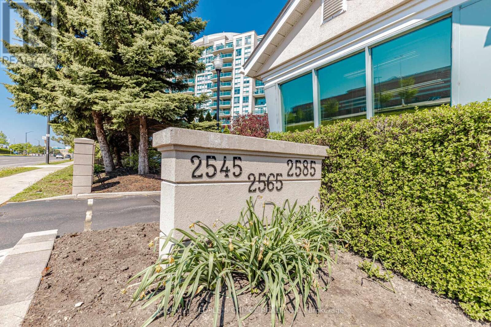 Property Photo:  2565 Erin Centre Boulevard  ON L5M 6Z8 