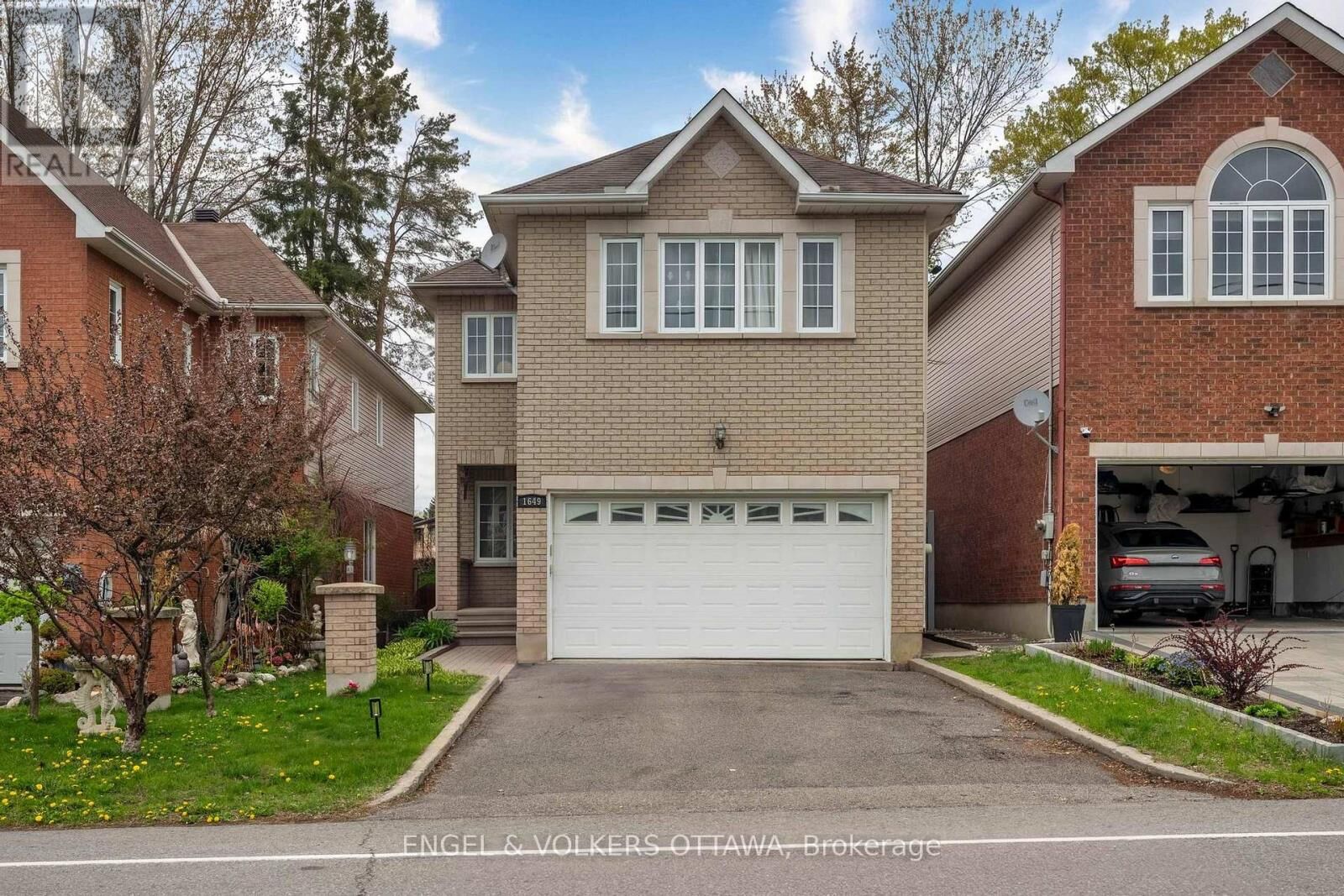 Property Photo: 1649 Rosebella Avenue B ON K1T 1E9