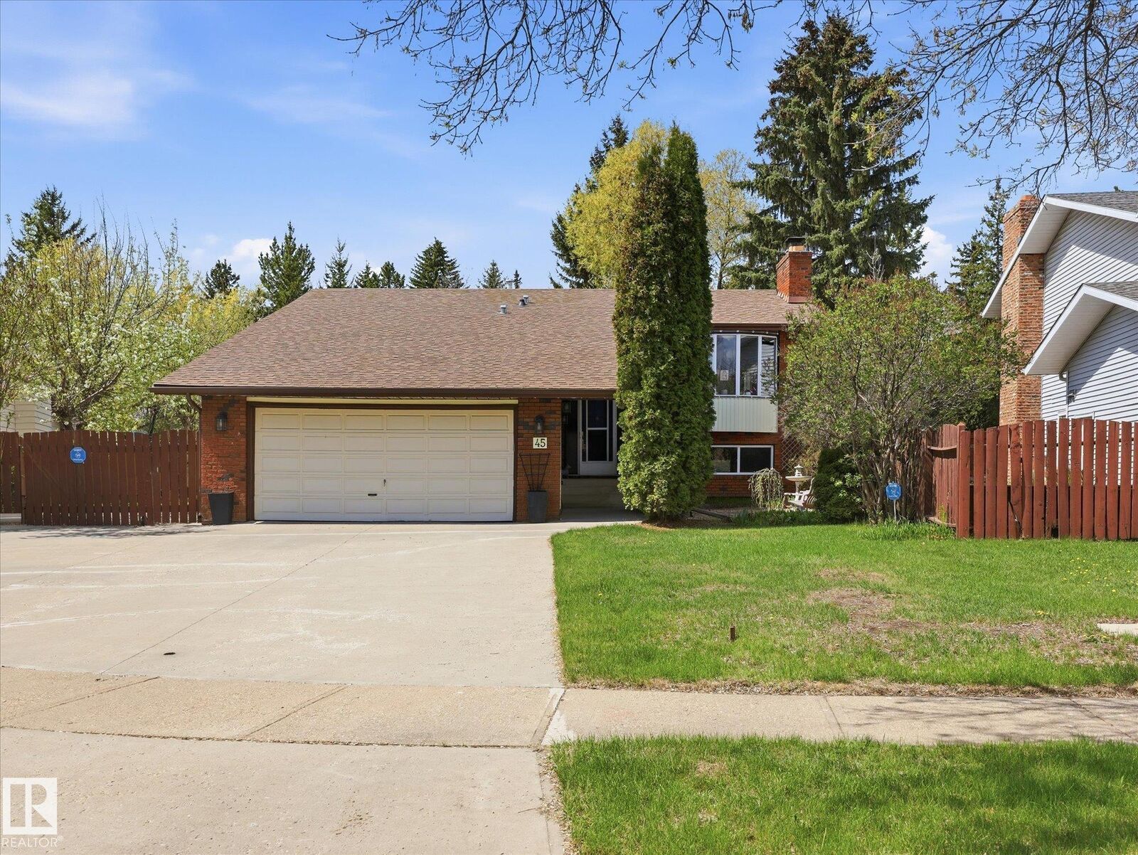 Property Photo:  45 Lorne Crescent  AB T8N 3R5 