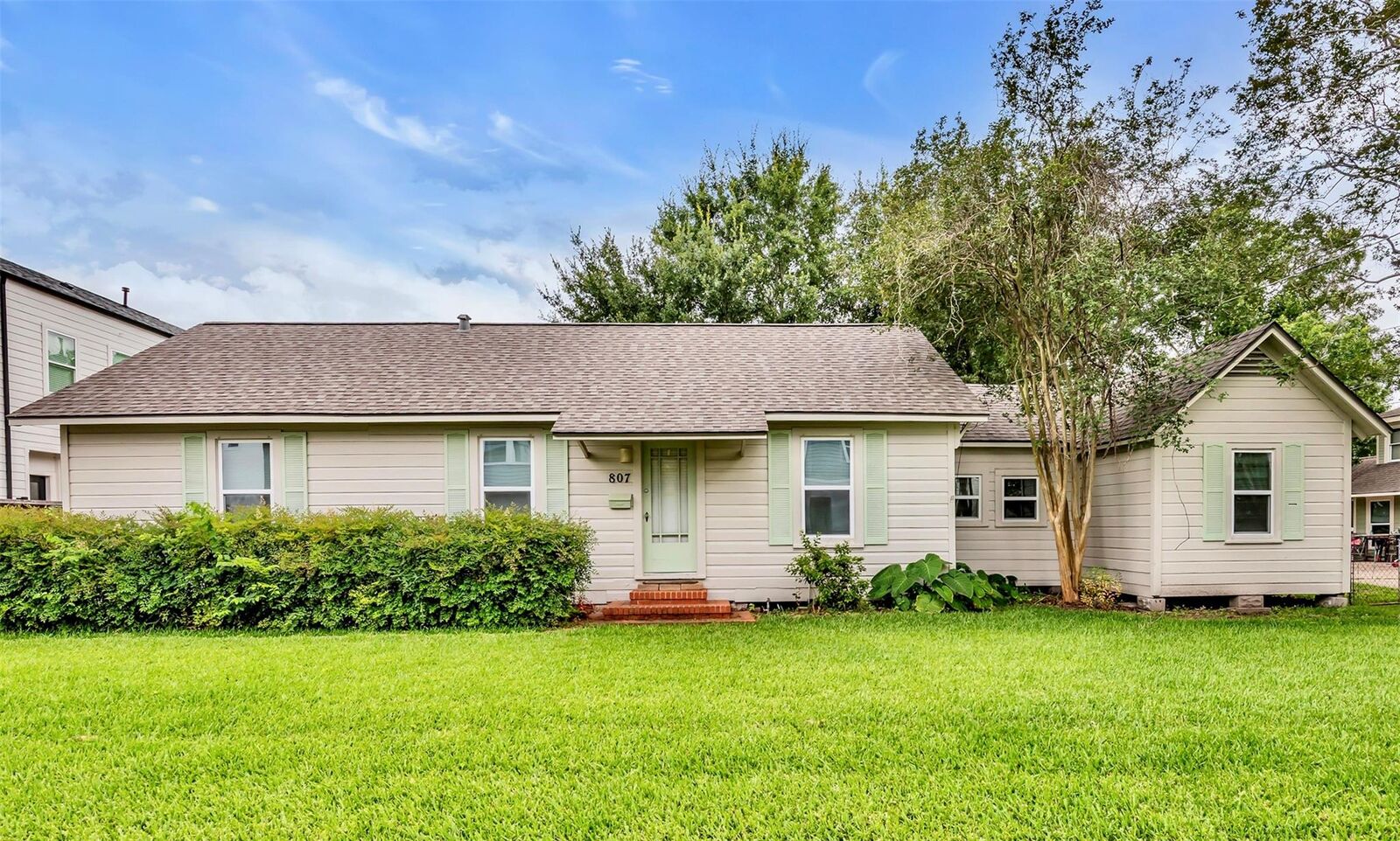 Property Photo:  807 Fisher Street  TX 77018 