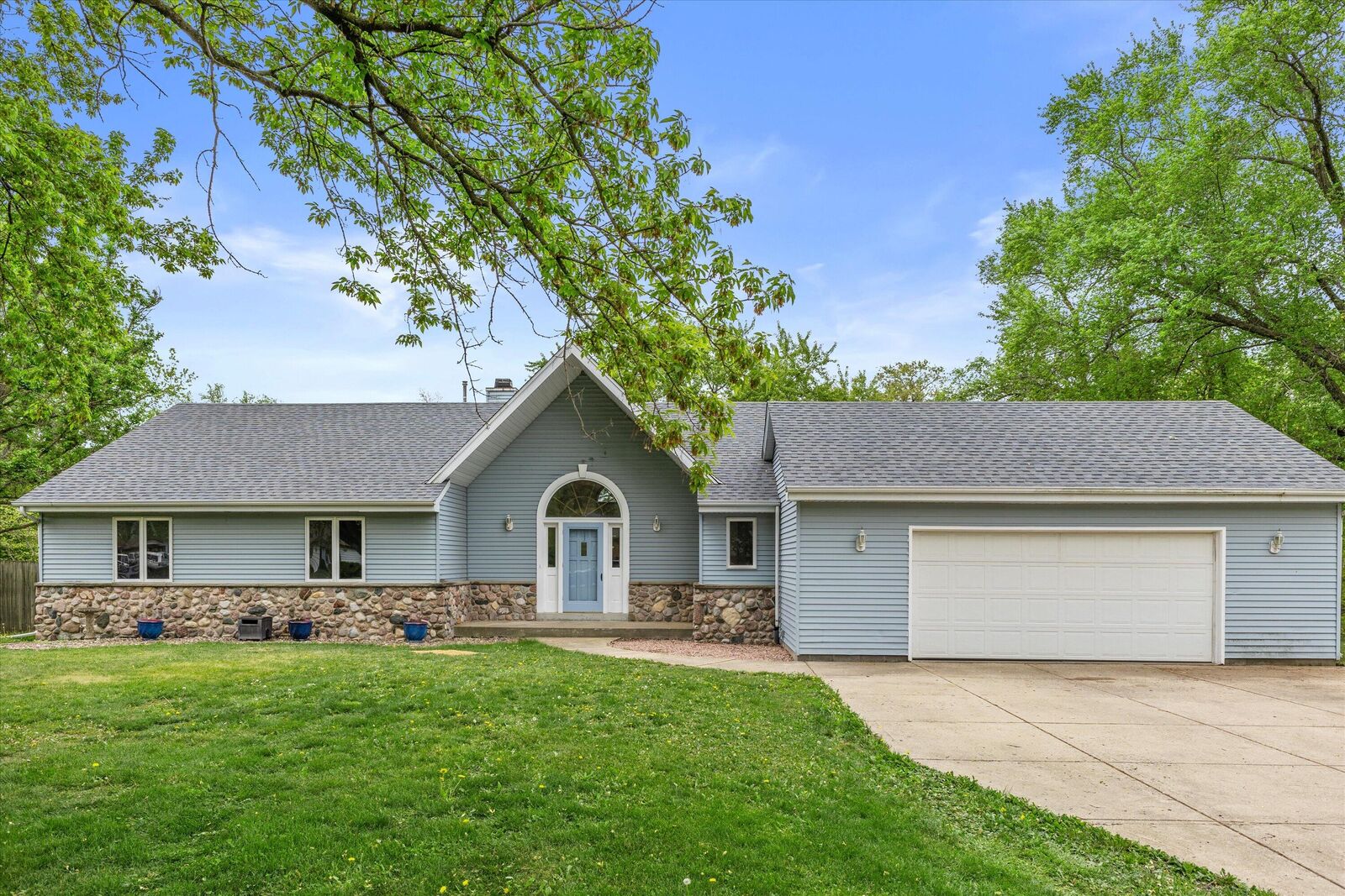 Property Photo:  2931 W Franklin Ter  WI 53132 