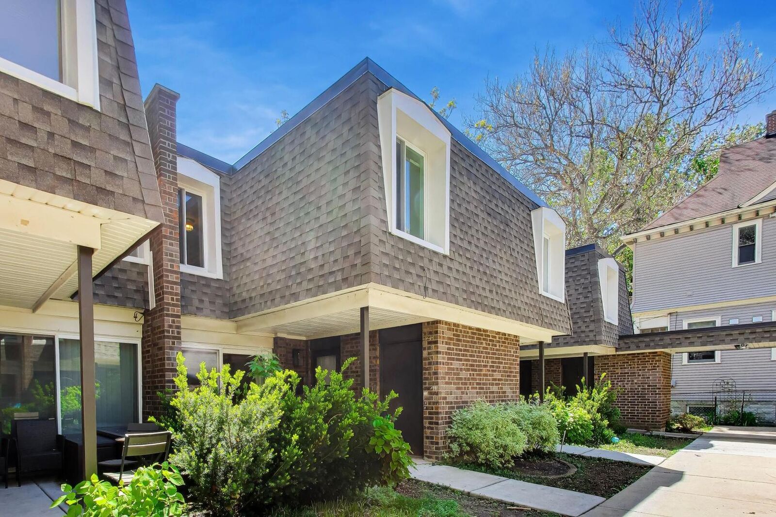 Property Photo: 1623 W Belle Plaine Avenue IL 60613