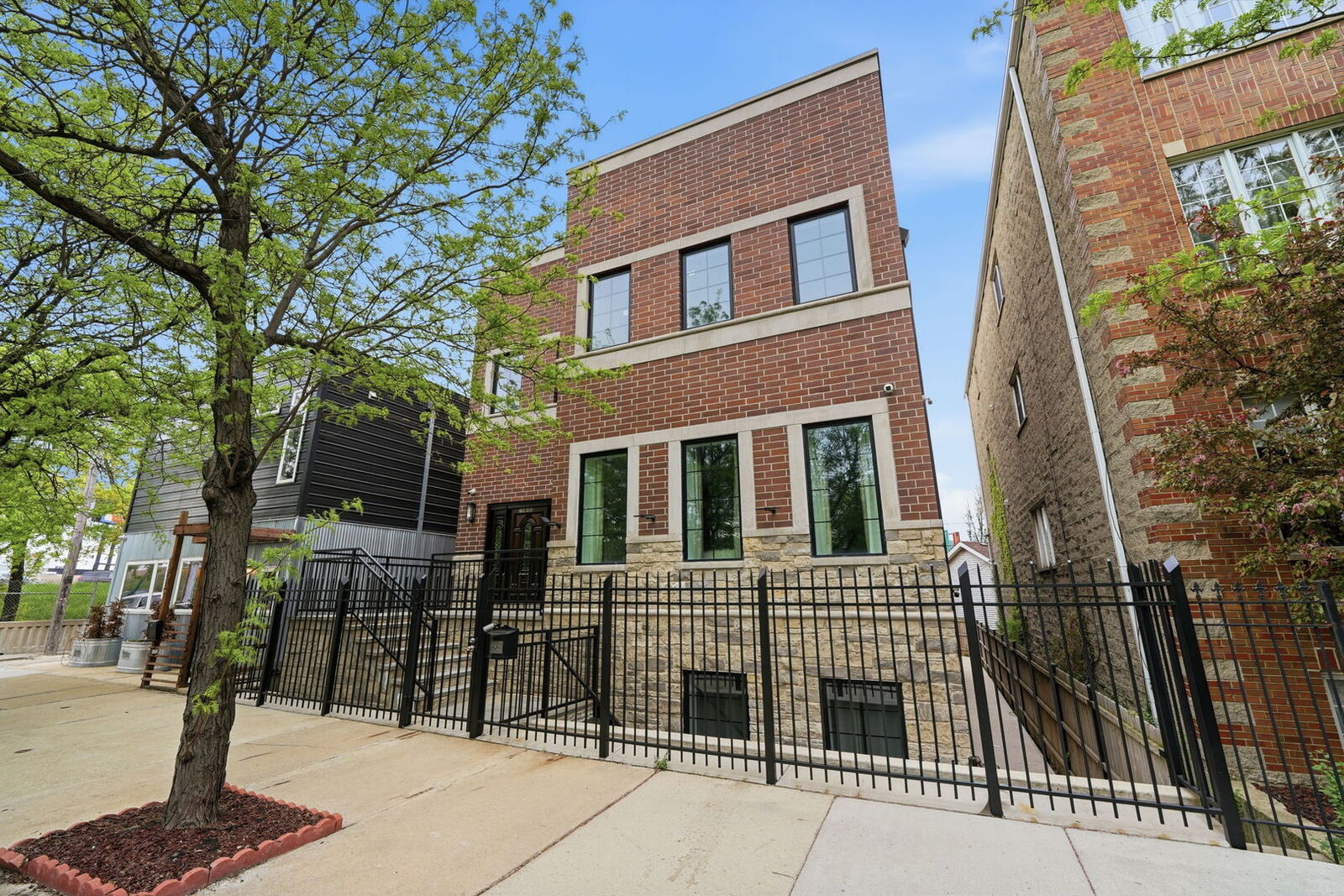 Property Photo:  1443 N Cleaver Street  IL 60642 