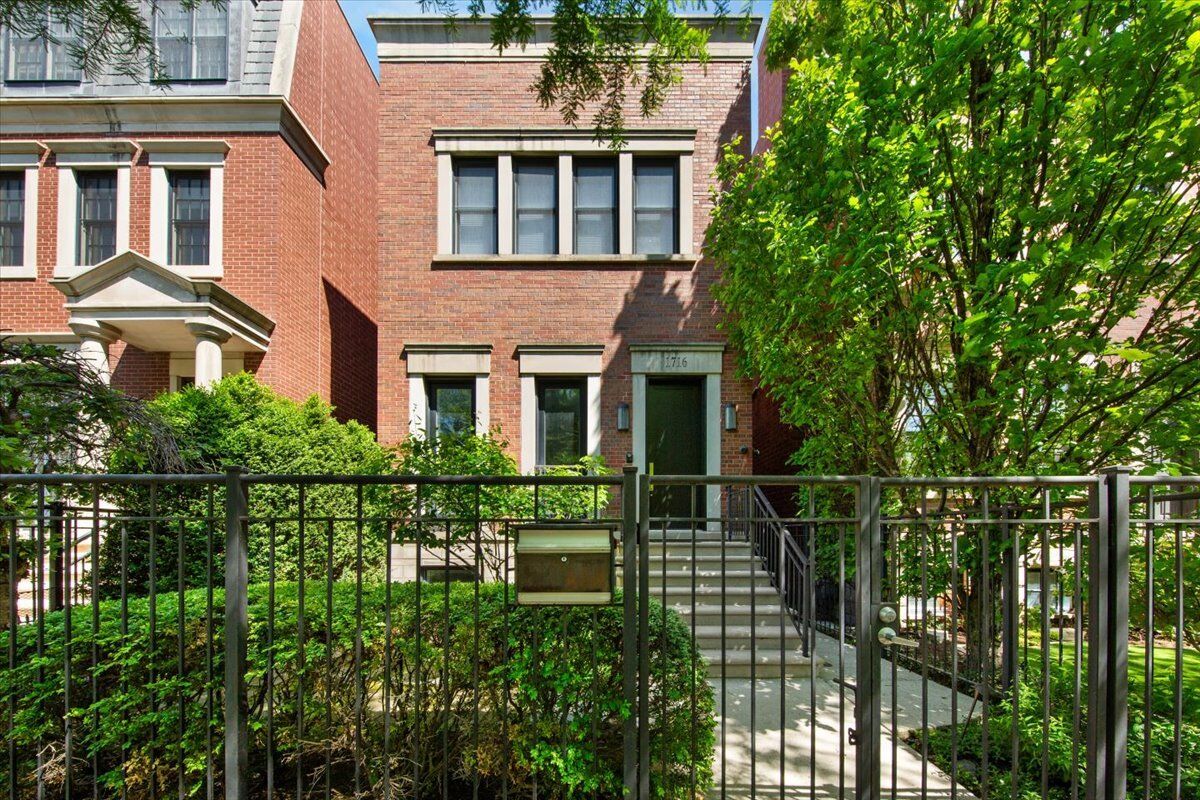Property Photo:  1716 W Wolfram Street  IL 60657 