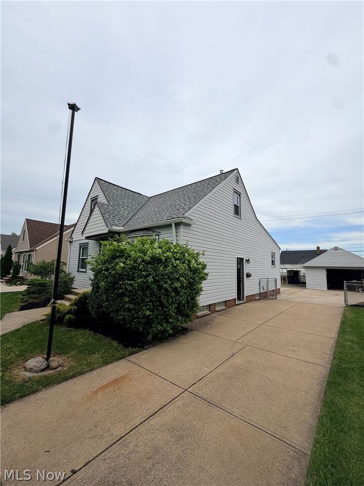 Property Photo:  4717 Summer Lane  OH 44144 
