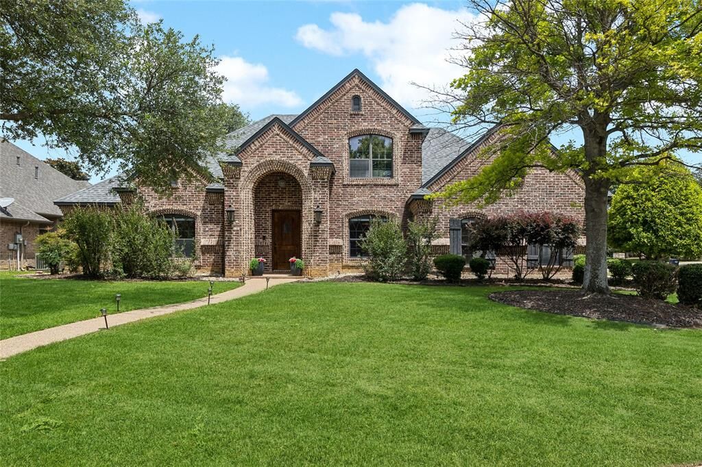 Property Photo: 941 Thomas Crossing Drive TX 76028