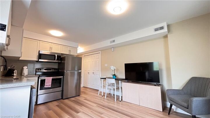Property Photo:  122 Courtland Avenue E 1  ON N2H 1Y9 