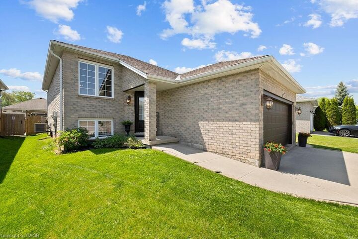 Property Photo:  19 Brewster Way  ON N3T 6N2 