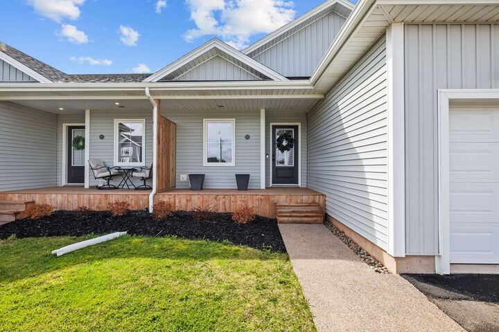 Property Photo:  57 Essex Crescent  PE C1E 0G9 