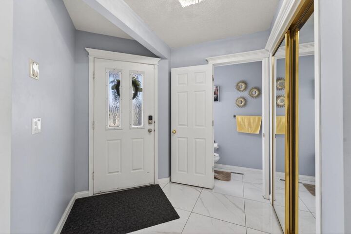 Property Photo:  232 San Fernando Place NE  AB T1Y 7J2 