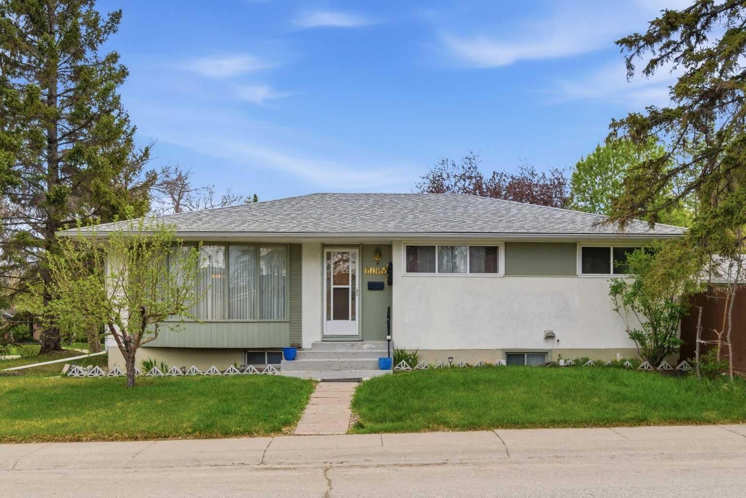 Property Photo:  6004 Lloyd Crescent SW  AB T3E 5V7 