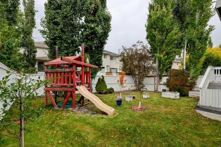 Property Photo:  1121 Sierra Morena Court SW  AB T3H 3N1 