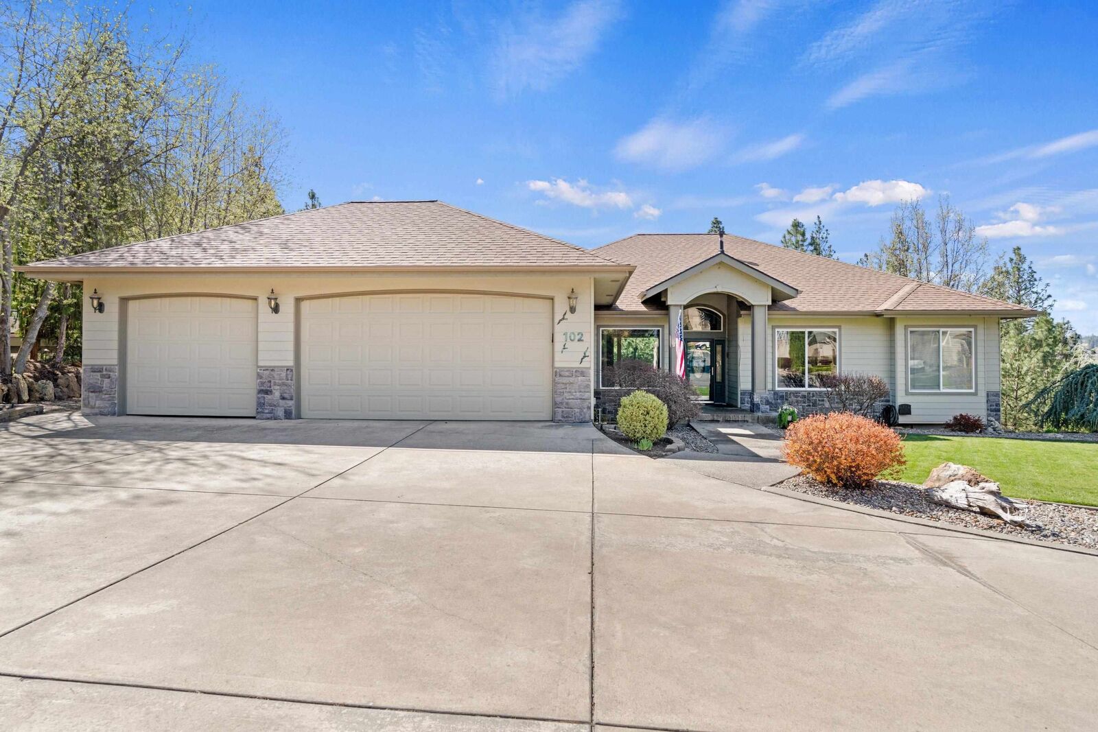Property Photo:  102 N Lindeblad Ln  WA 99019 